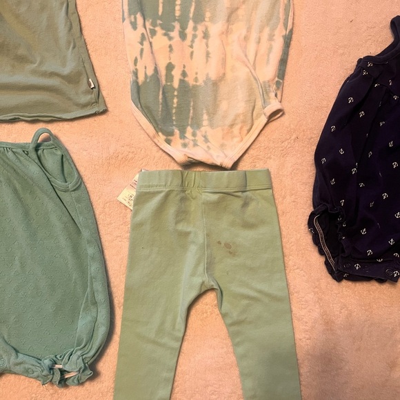 Nike Baby Onesie and Green Outfit Set - Picture 2 of 2